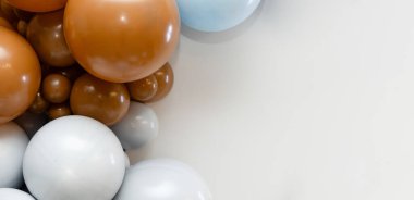 Bej ve gri tonlarda minimalist balon dekorasyonu, pürüzsüz parlak yüzeyler ve temiz beyaz arka plan. Metin ya da tasarım ögeleri için mükemmel geniş düzen.