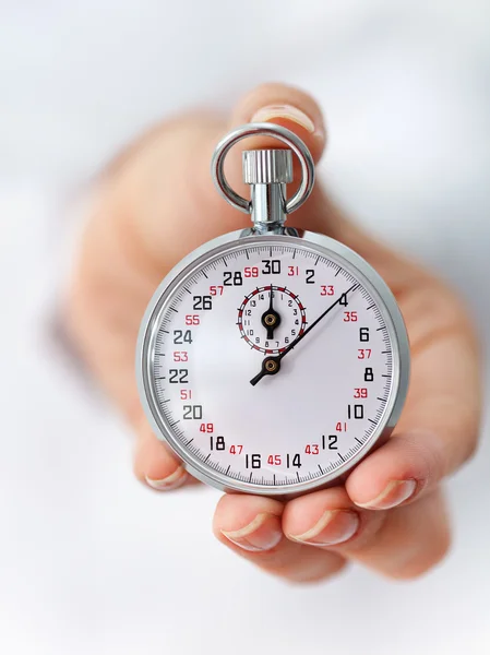 El reloj está corriendo - cronómetro en la mano de la mujer — Foto de Stock