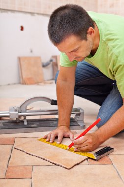 İşçi seramik yükler