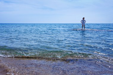 Deniz sığ sularda duran kadın