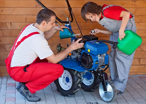 Befüllung einer Ackerfräse - kleine Landwirtschaft — Stockfoto