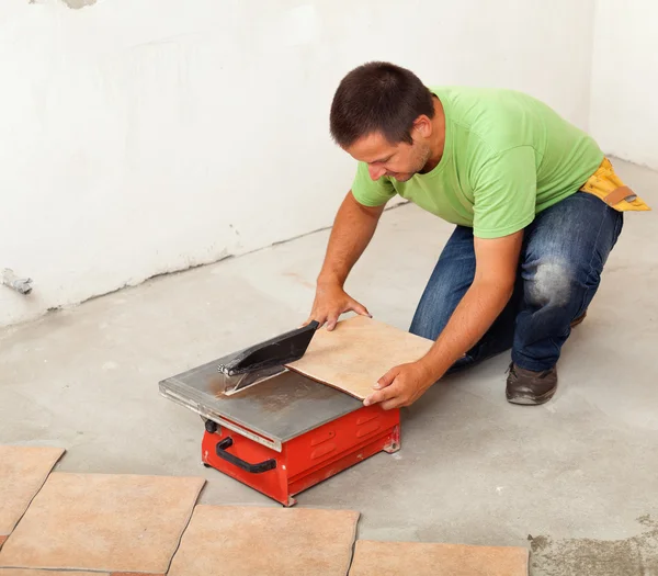 Man cutting ceramic floor tile — Stock Photo, Image