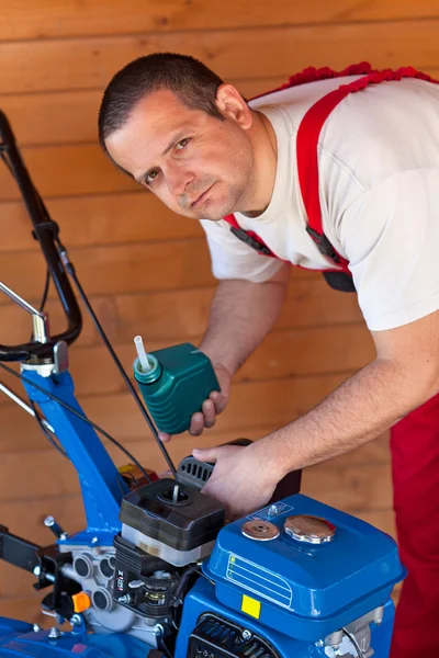 Entretien d'une petite machine à tiller — Photo