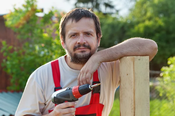 Homme à tout faire travaillant dans la cour — Photo