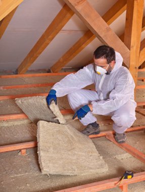 Isı yalıtımı yüklemek için çalışan kesim mineral yün Masası '