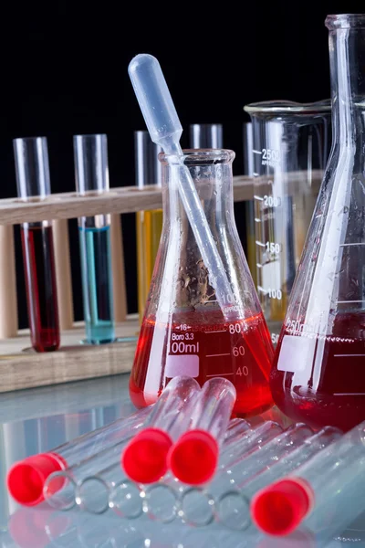 Recipienti chimici su tavolo di vetro — Foto Stock