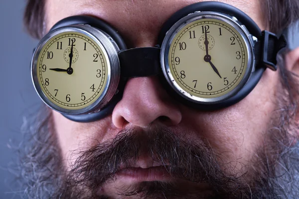Покласти на засліплюючі окуляри людина з постійною концепцією роботи — стокове фото