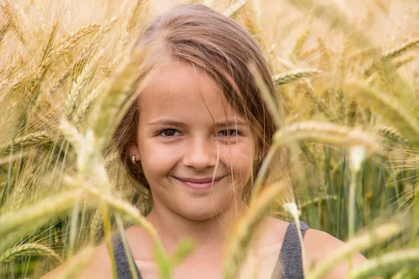 Zomer portret van een jong meisje in het tarweveld — Stockfoto