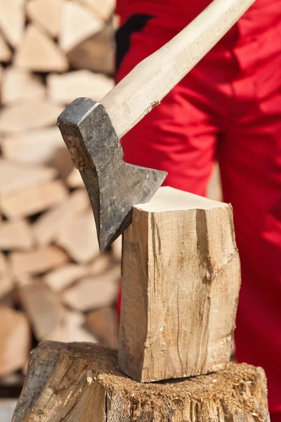Detail eines Mannes, der Brennholz hackt — Stockfoto