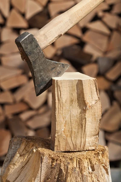 Chopping firewood detail — Stock Photo, Image