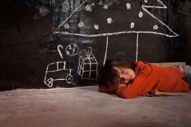 Zavallı çocuğa Noel hediyeleri sokak düşünme
