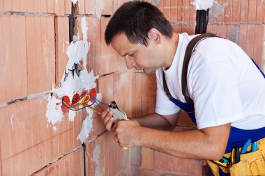 Elektrikçi elektrik tesisatı üzerinde çalışma