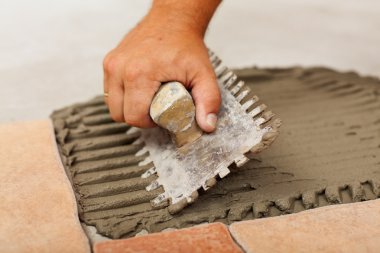 Seramik yer karoları - yapıştırıcı yükleme aşamaları