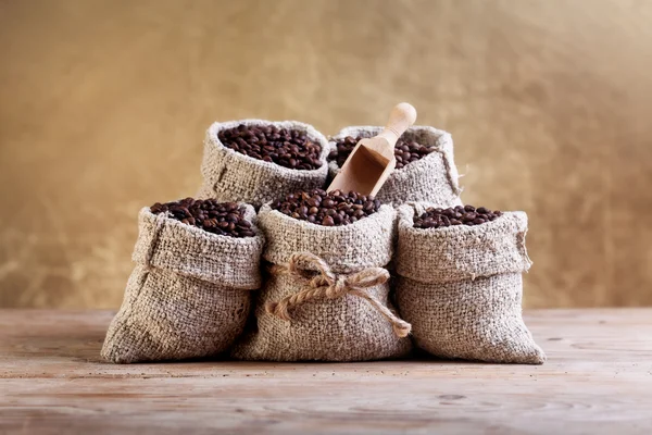 Grãos de café em sacos de serapilheira — Fotografia de Stock