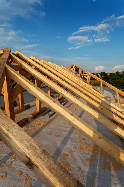 Nuova struttura del tetto su una casa — Foto Stock