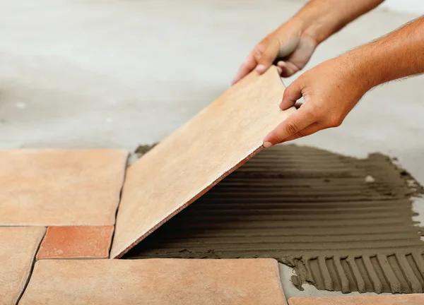安装陶瓷地砖-放置瓷砖的阶段 — 图库照片