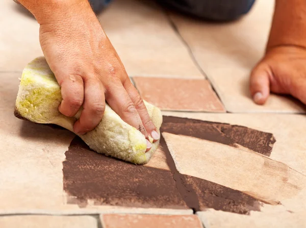 Faser av installerande keramiskt golv plattsättning - gemensamma materialet — Stockfoto