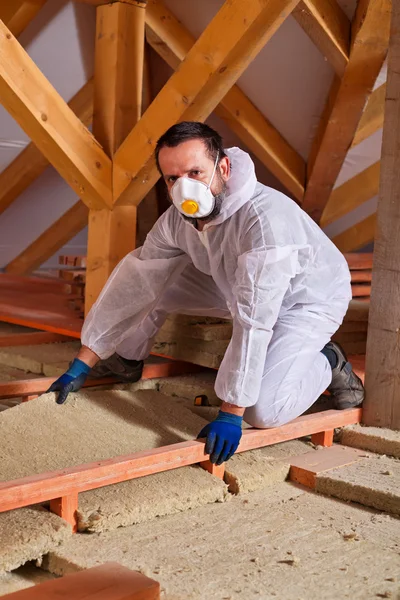 Isı yalıtım katmanı binanın döşeme adam