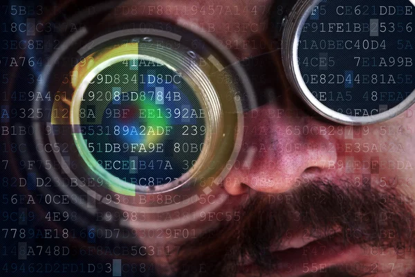 Echando un vistazo a los flujos de datos - concepto de hacking con el hombre futurista — Foto de Stock