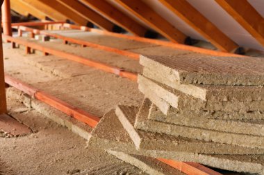 Mineral yün yığın inşaat sitesinde