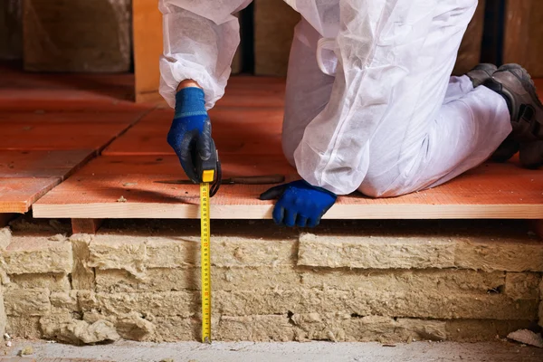 Measuring the thickness of thermal insulation — Stock Photo, Image