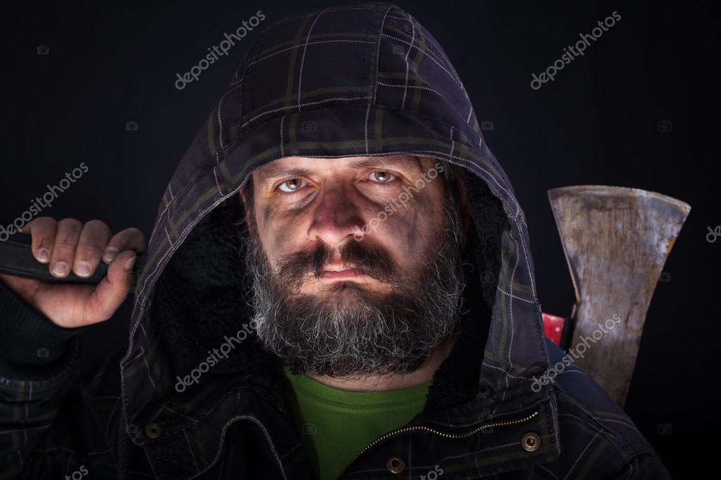 грязный мужик с топором. суровый взгляд. серьезный кот. суровое лицо. суровый злой.