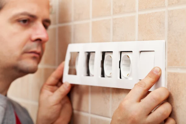 Elektricien klaar met het installeren van een muur meubilair — Stockfoto