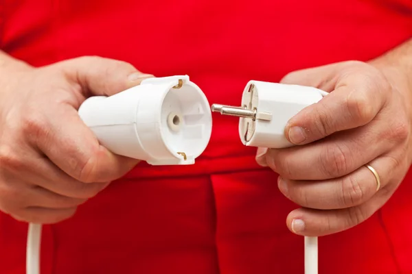 Mãos masculinas conectando ou desconectando fios elétricos — Fotografia de Stock