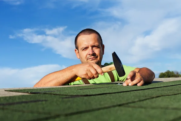 Man slutar installera bitumen tak bältros — Stockfoto