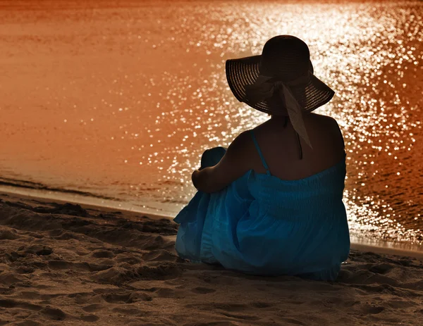 Woman watching the sea — Stock Photo, Image