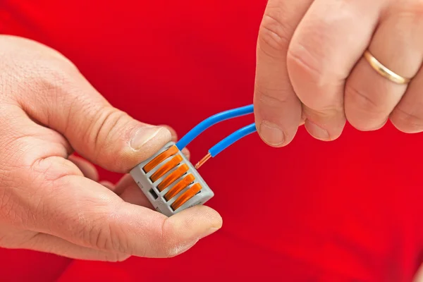 Mãos de eletricista fazendo uma conexão — Fotografia de Stock