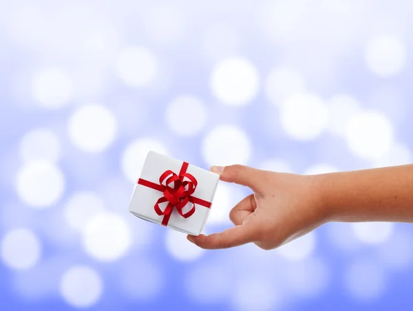 Mano de niño con pequeño regalo — Foto de Stock