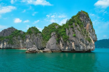 Halong Bay deniz ve rock adaların doğal görünümü