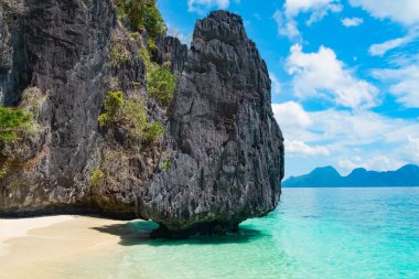 Dağ Adaları ve tropikal plaj