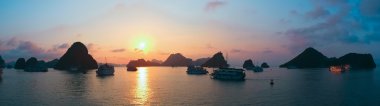 Halong Bay, güzel gün batımı panorama