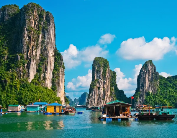 Floating village and rock islands in Halong Bay — Stock Photo, Image