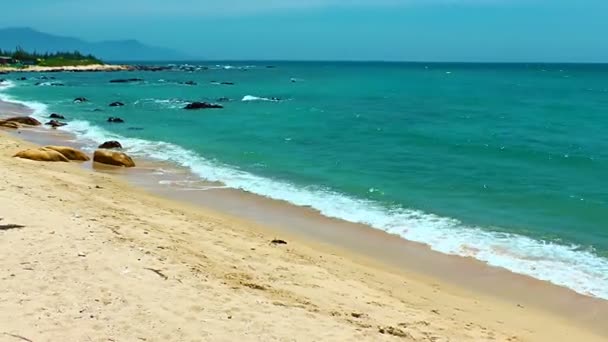 Praia de areia amarela tropical — Vídeo de Stock