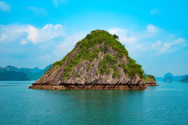 Halong Bay dağ adaların doğal görünümü