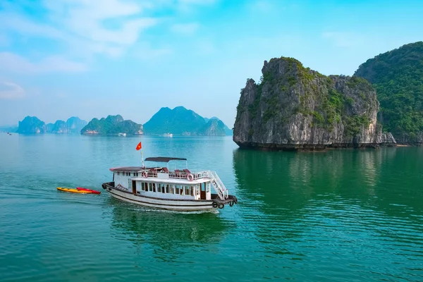 Výletní loď poblíž rock islands v Halong Bay — Stock fotografie