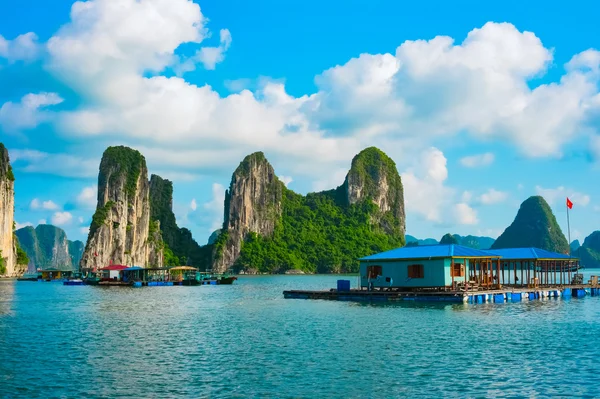 Villaggio galleggiante vicino alle isole rocciose nella baia di Halong — Foto Stock