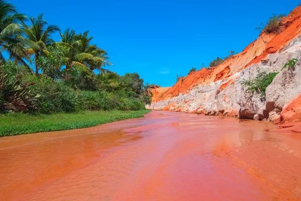 Río rojo y dunas de arena — Foto de Stock