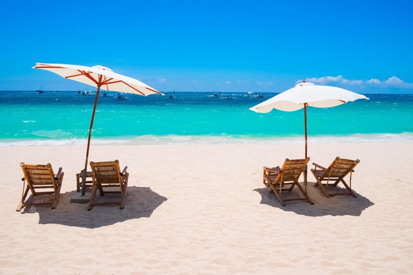 Wit zand strand met parasols en stoelen — Stockfoto