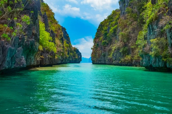 Hermoso paisaje tropical con laguna azul —  Fotos de Stock