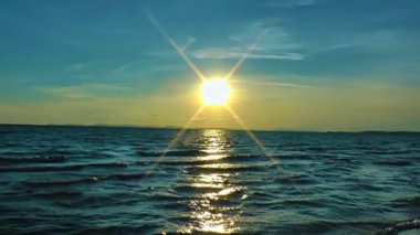 Denizin üzerinde gün batımı