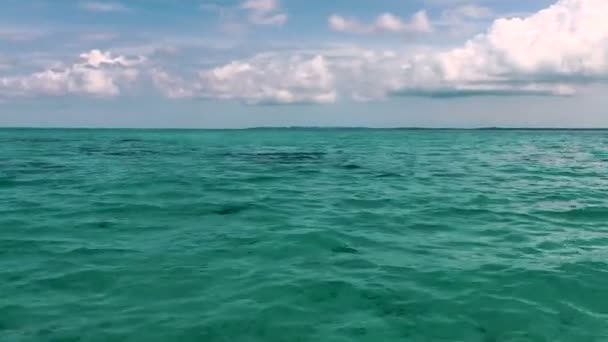 Paseo en barco en laguna azul — Vídeo de stock