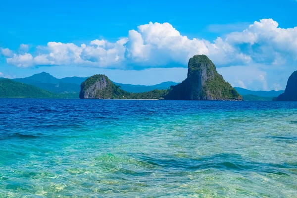 Scenic view of tropical sea bay and rock islands — Stock Photo, Image