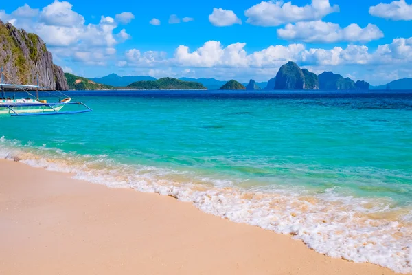 Tropical landscape of sandy beach — Stock Photo, Image
