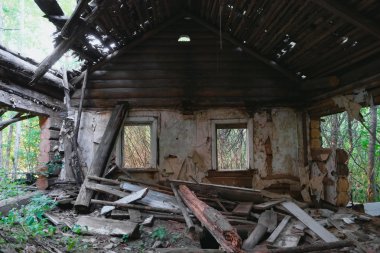 Harabeleri eski ahşap evi terk