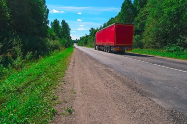Kamyon boş karayolu üzerinde