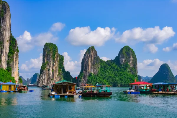 Villaggio galleggiante e isole rocciose nella baia di Halong — Foto Stock